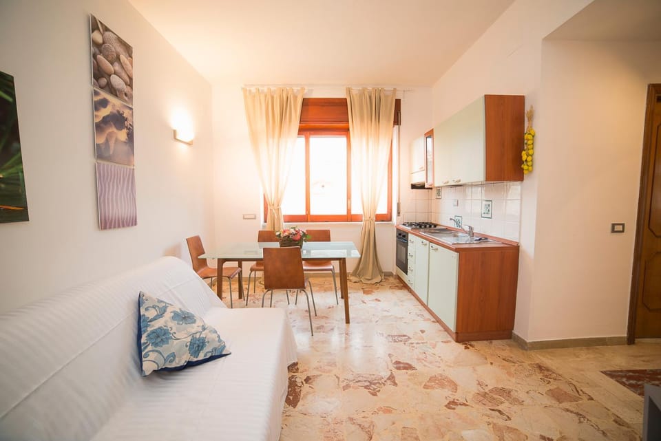 Kitchen or kitchenette, Living room, Dining area, pet friendly