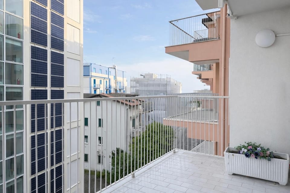 View (from property/room), Balcony/Terrace, City view
