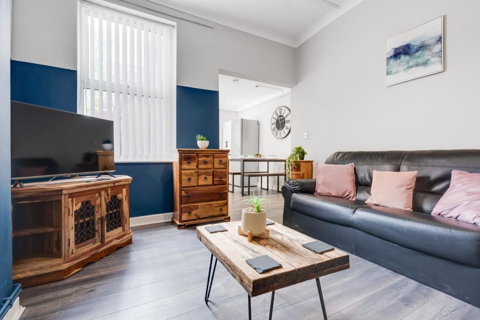 Huge 5bedrooms/Ensuite/Liverpool/Ridley rd/Parking Apartment in Liverpool
