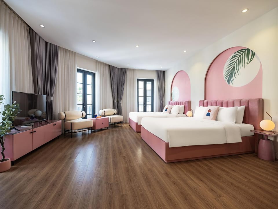 Bed, Living room, Photo of the whole room, Seating area, Bedroom