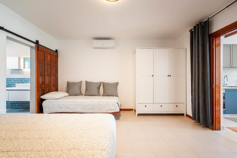 Photo of the whole room, Bedroom, wardrobe