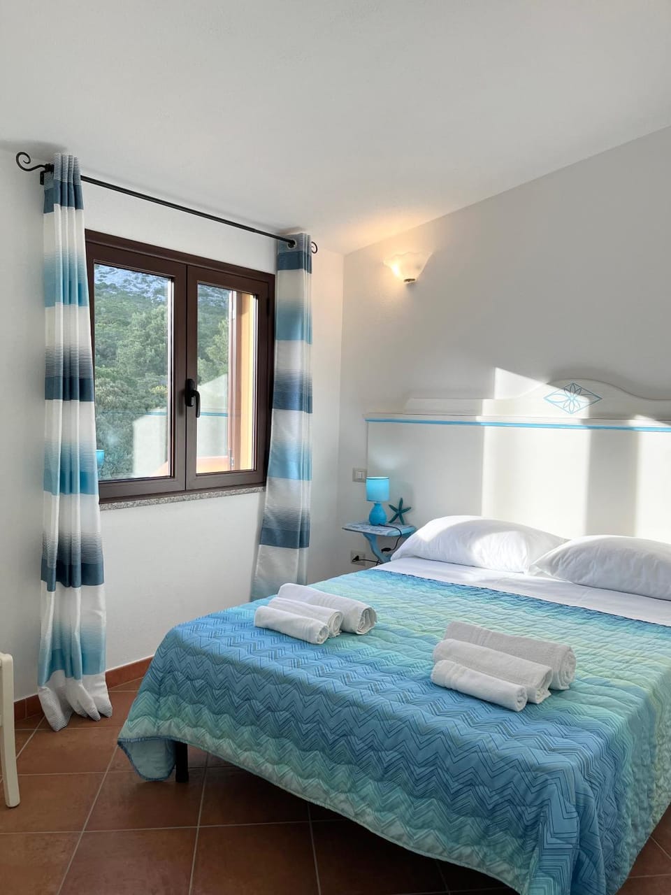 Photo of the whole room, Bedroom, towels