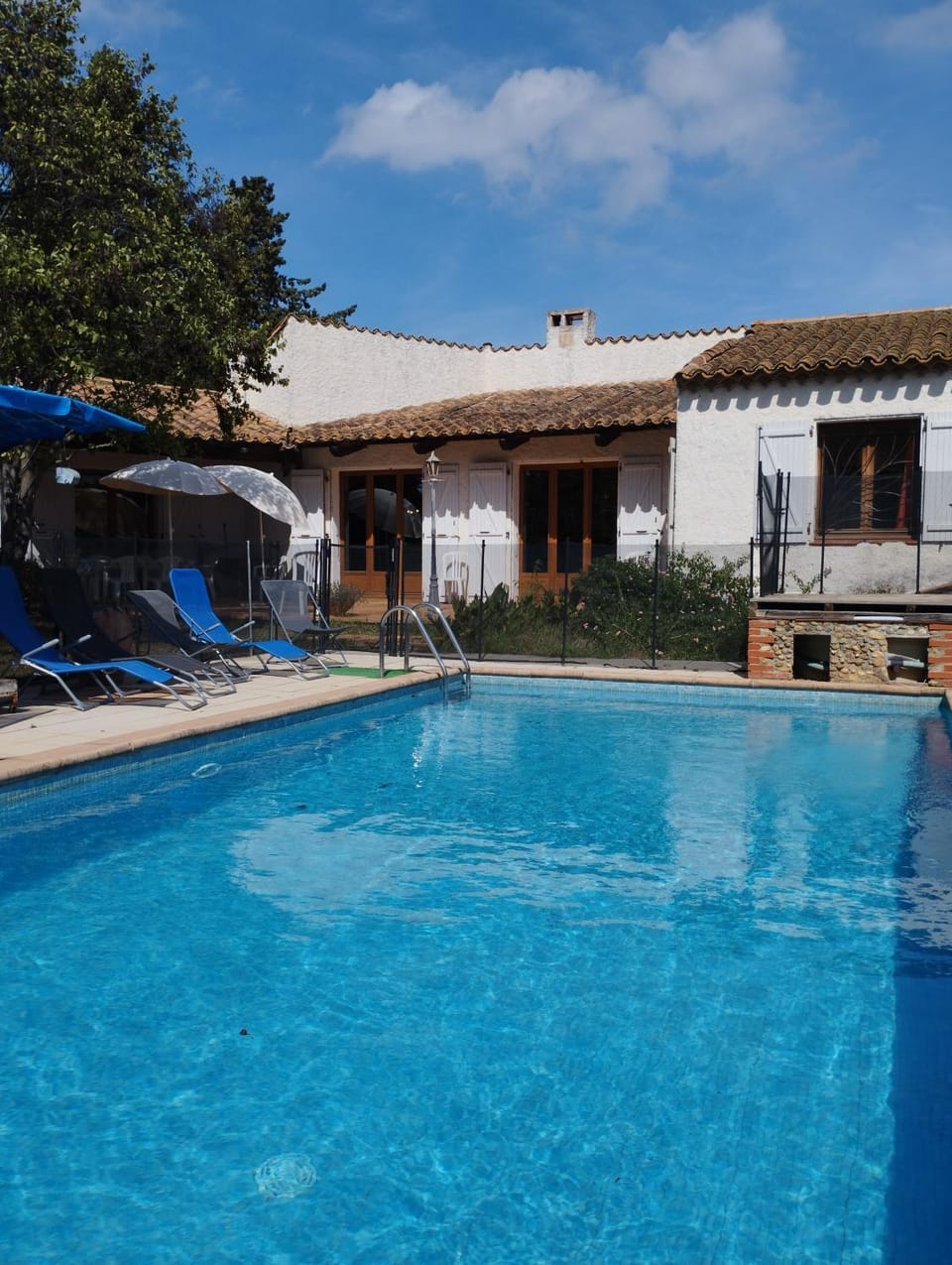 Property building, Swimming pool, sunbed