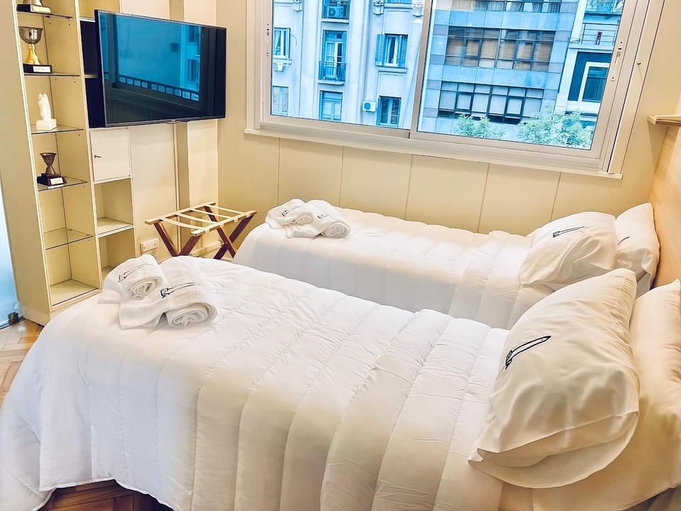 Bed, TV and multimedia, Photo of the whole room, Bedroom, towels