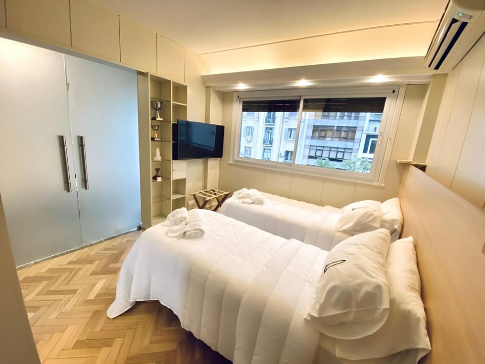 Bed, TV and multimedia, Photo of the whole room, Bedroom, towels, air conditioner