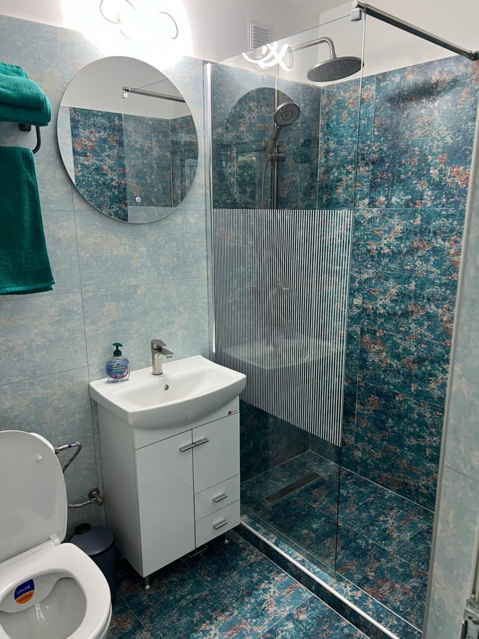 Shower, Toilet, Bathroom, towels