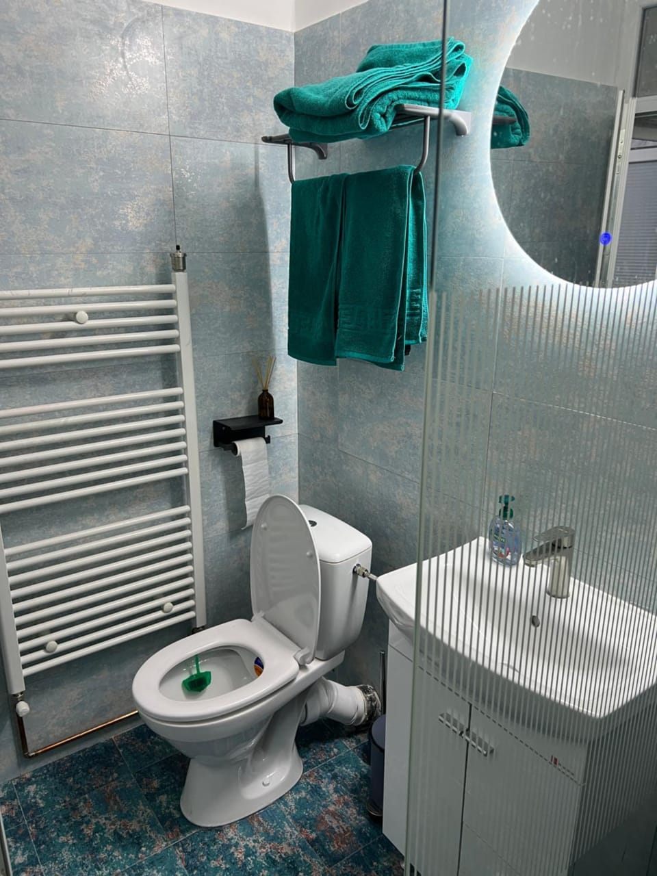 Shower, Toilet, Bathroom, towels