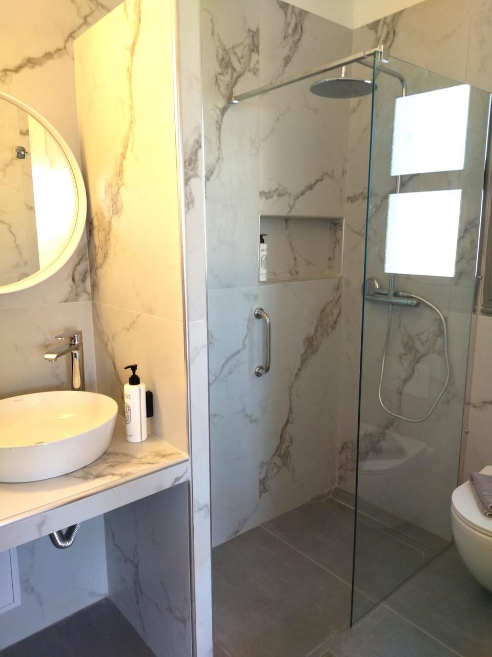 Shower, Toilet