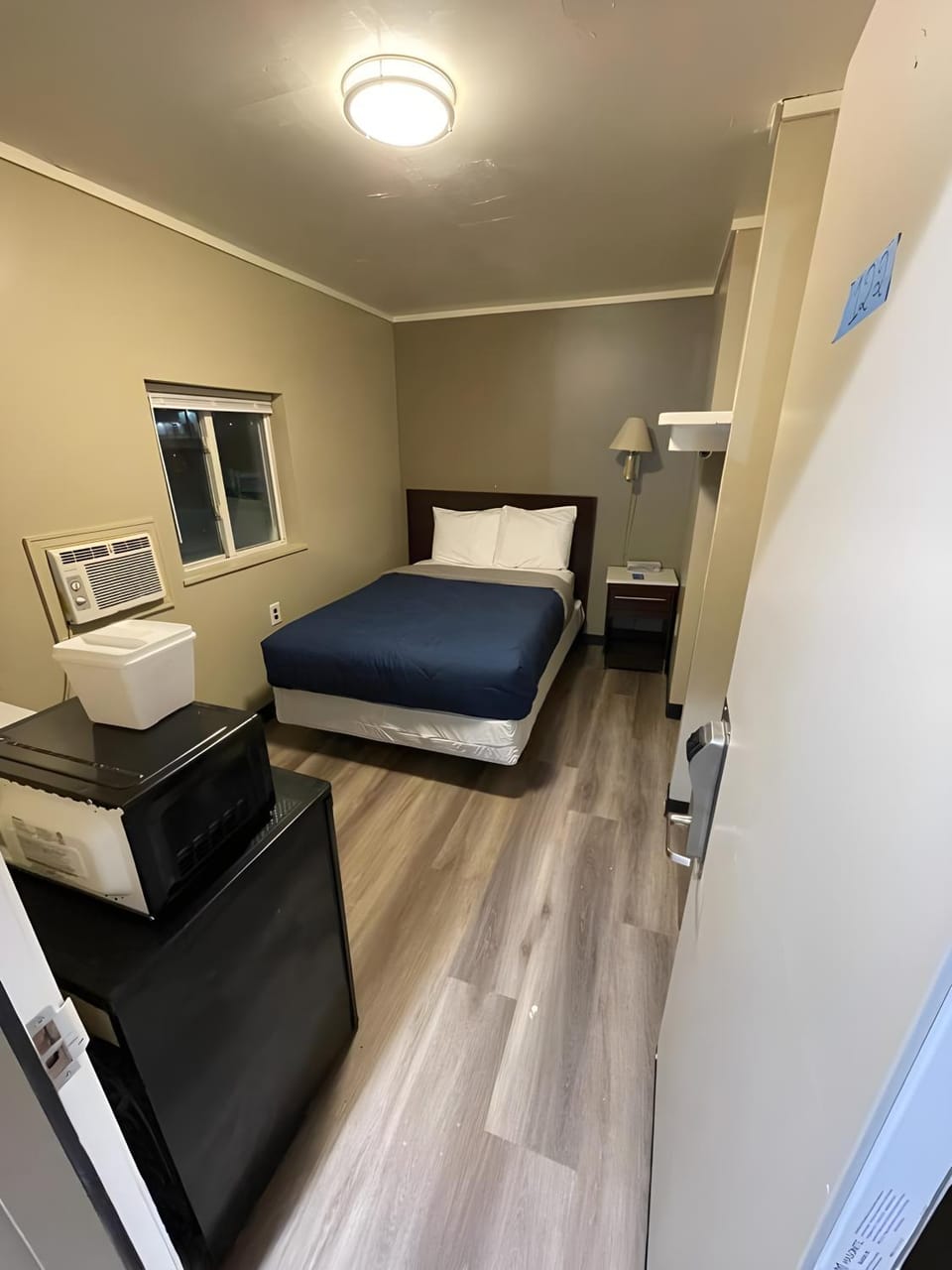 Photo of the whole room, microwave, minibar