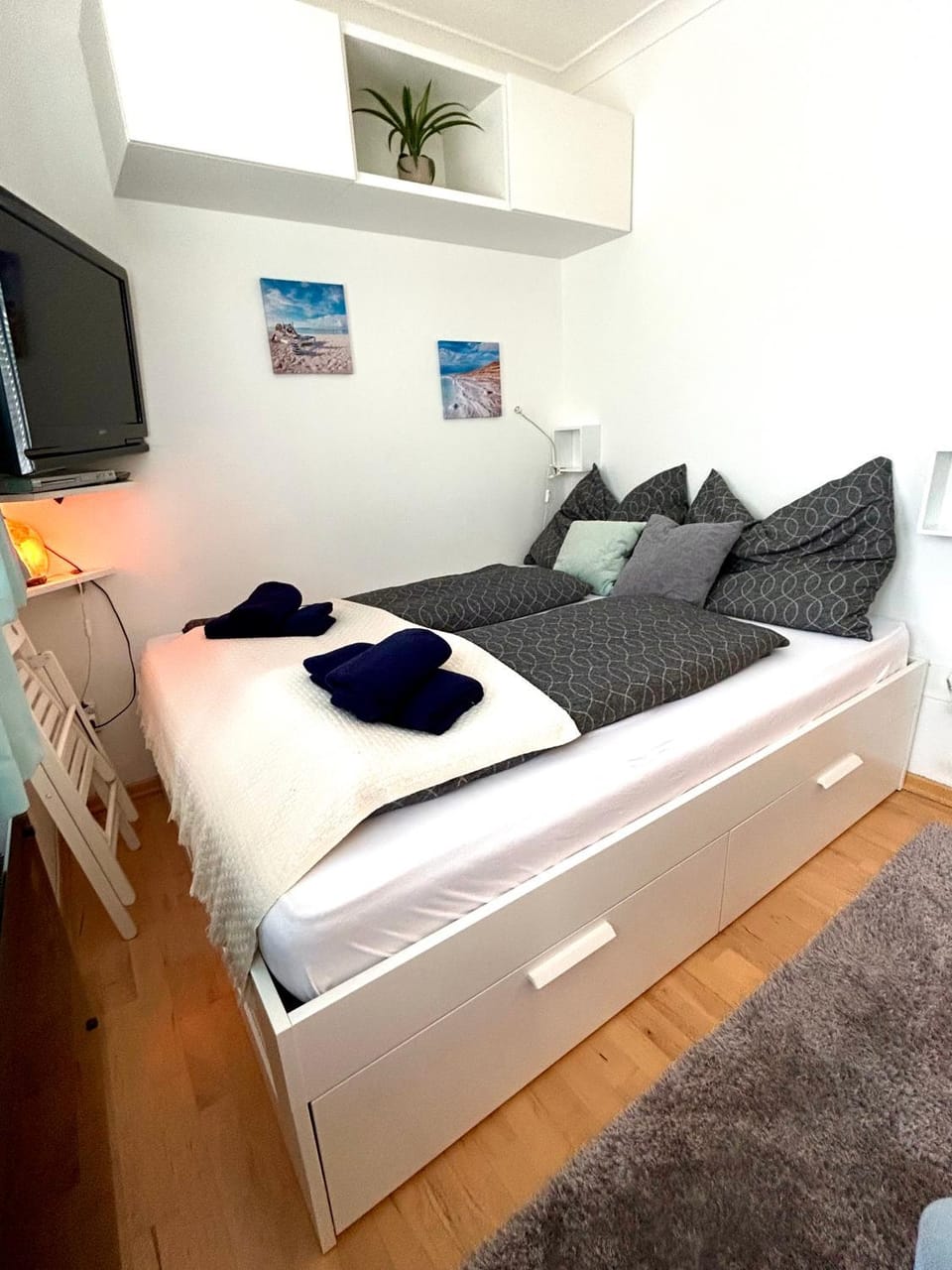 Bed, TV and multimedia, Photo of the whole room, Bedroom