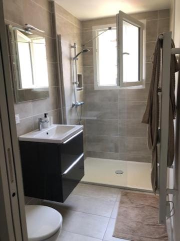 Shower, Toilet, Bathroom, towels