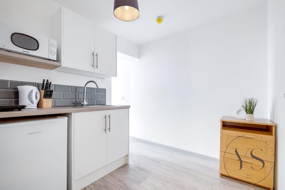 Sienna Suite A - Wi-Fi, Alton Towers, Netflix Apartment in Stoke-on-Trent