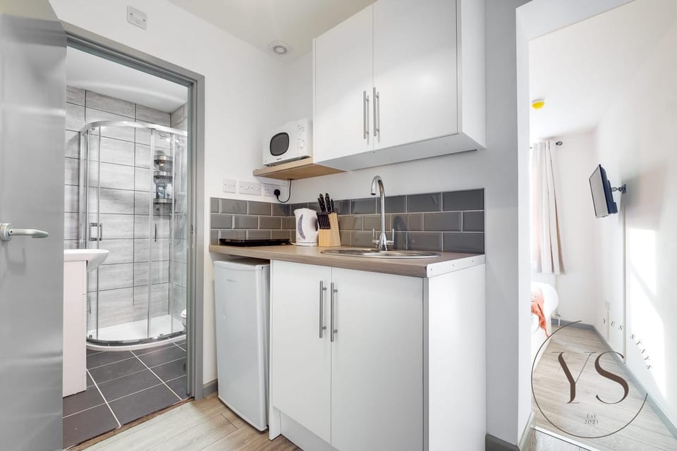 Bright Longton Suite B Near Alton Towers with Netflix and Free Wi-Fi Apartment in Stoke-on-Trent