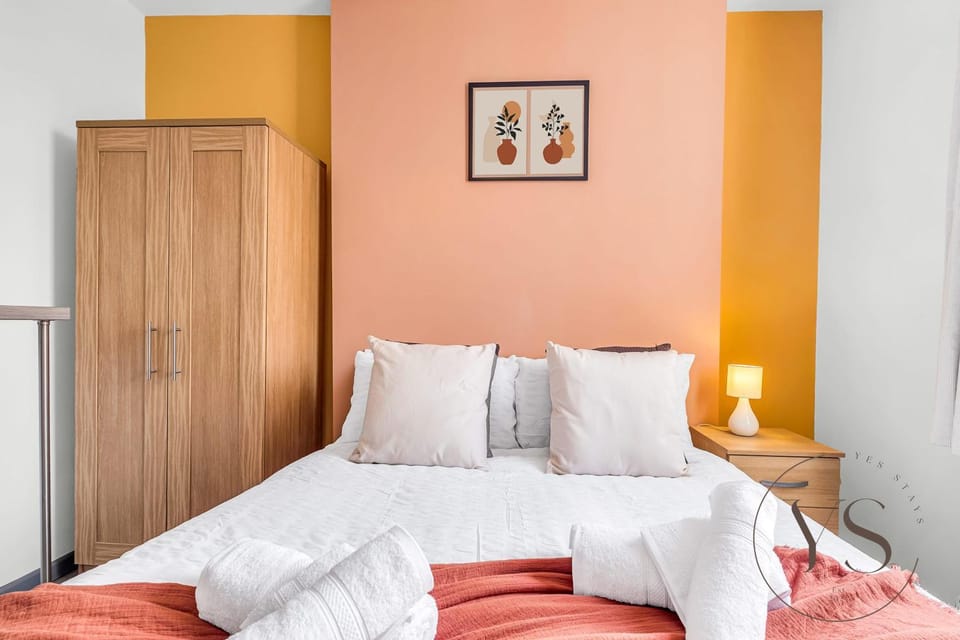 Bright Longton Suite B Near Alton Towers with Netflix and Free Wi-Fi Apartment in Stoke-on-Trent