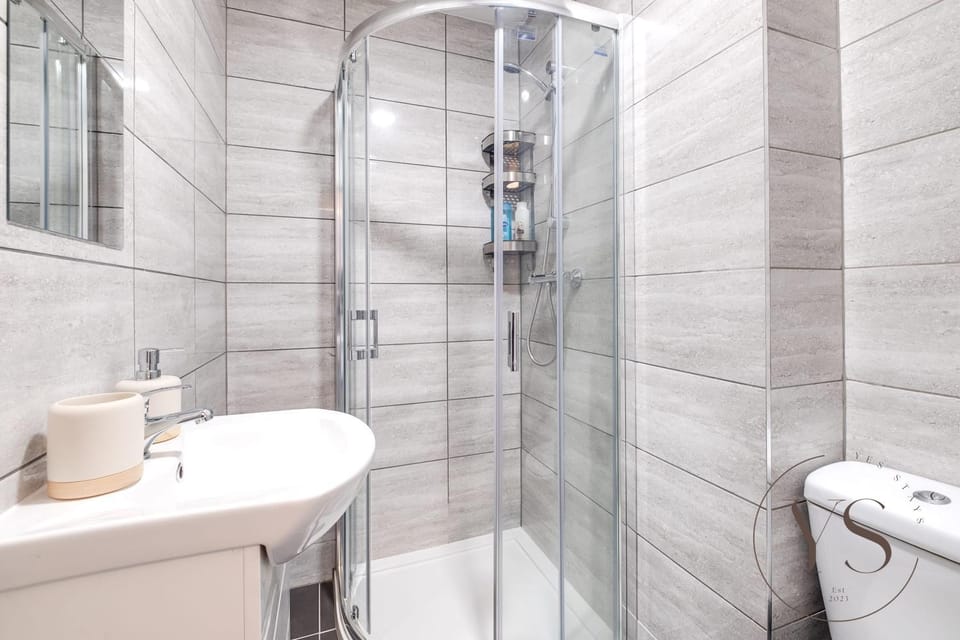 Bright Longton Suite B Near Alton Towers with Netflix and Free Wi-Fi Apartment in Stoke-on-Trent