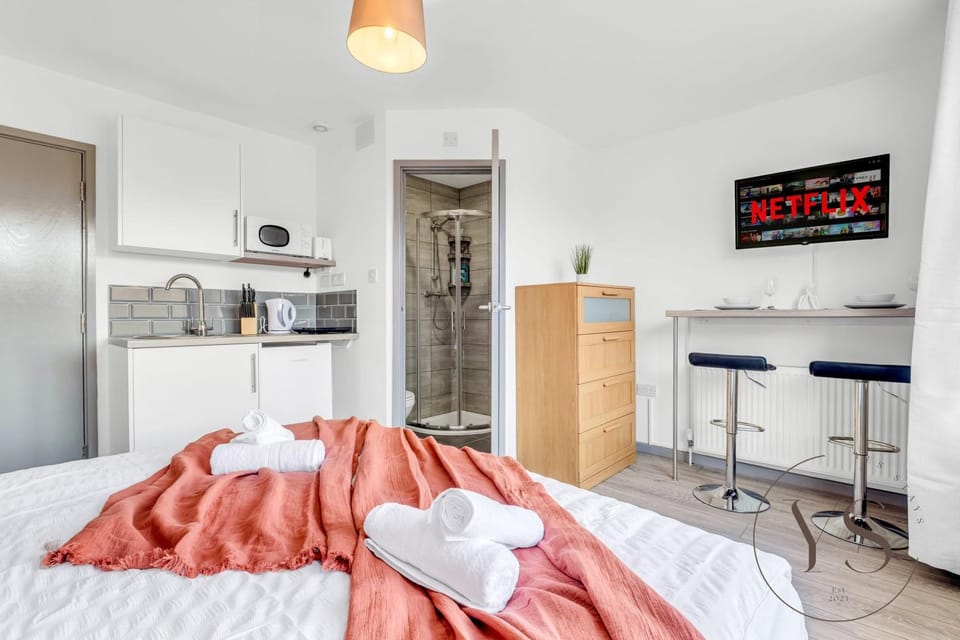 Modern Longton Suite C Near Alton Towers with Netflix & Free Wi-Fi Apartment in Stoke-on-Trent