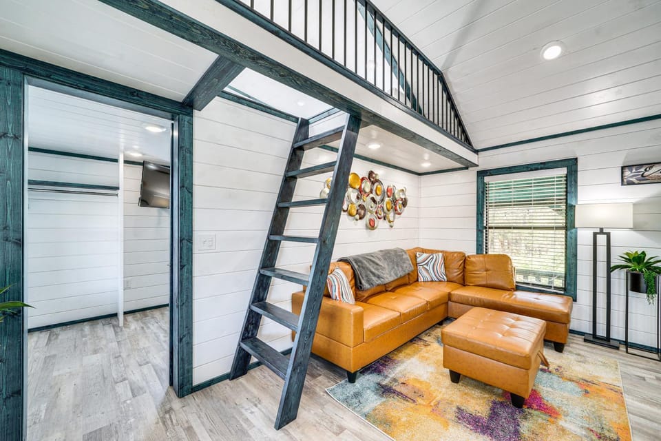 Broken Bow Cabin with Hot Tub, Fire Pit and Creek View Cabin in Oklahoma