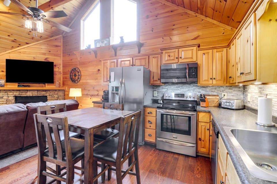 Cozy Sevierville Cabin w/ Hot Tub, Mountain Views! Cabin in Sevier County