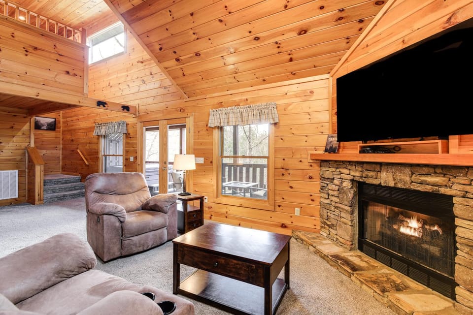 Cozy Sevierville Cabin w/ Hot Tub, Mountain Views! Cabin in Sevier County