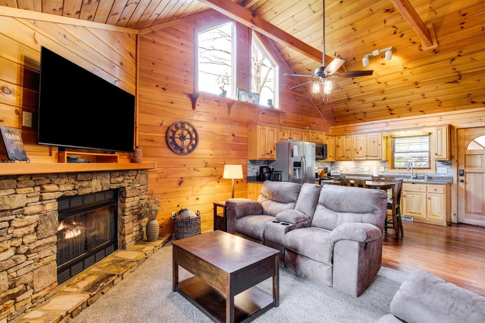 Cozy Sevierville Cabin w/ Hot Tub, Mountain Views! Cabin in Sevier County