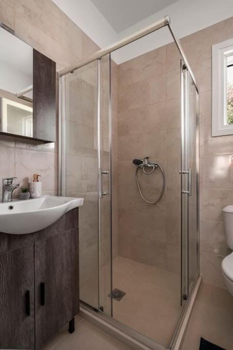 Shower, Toilet, Bathroom, towels