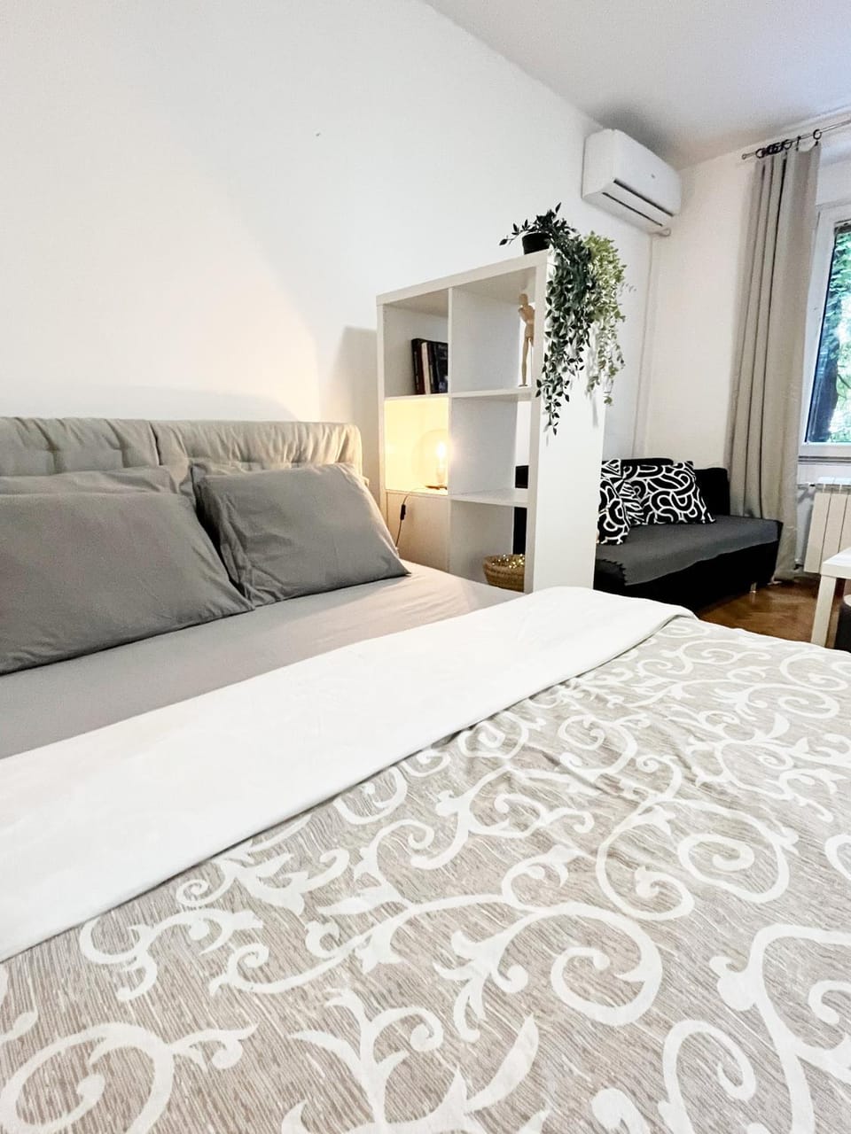 Bed, Seating area, air conditioner