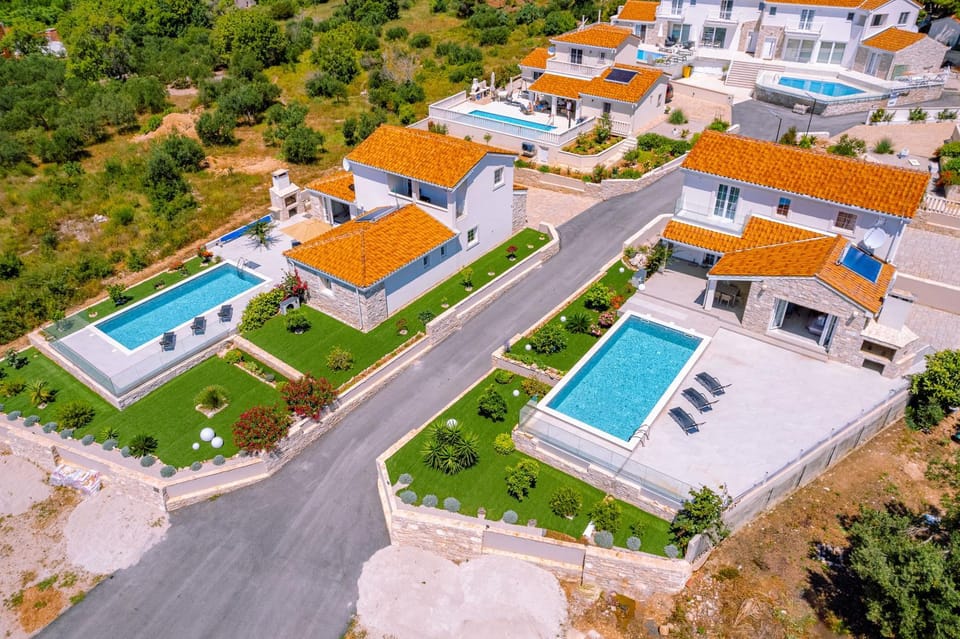 Property building, Day, Neighbourhood, Natural landscape, Bird's eye view, City view, Pool view, Street view, Swimming pool, Location, Parking