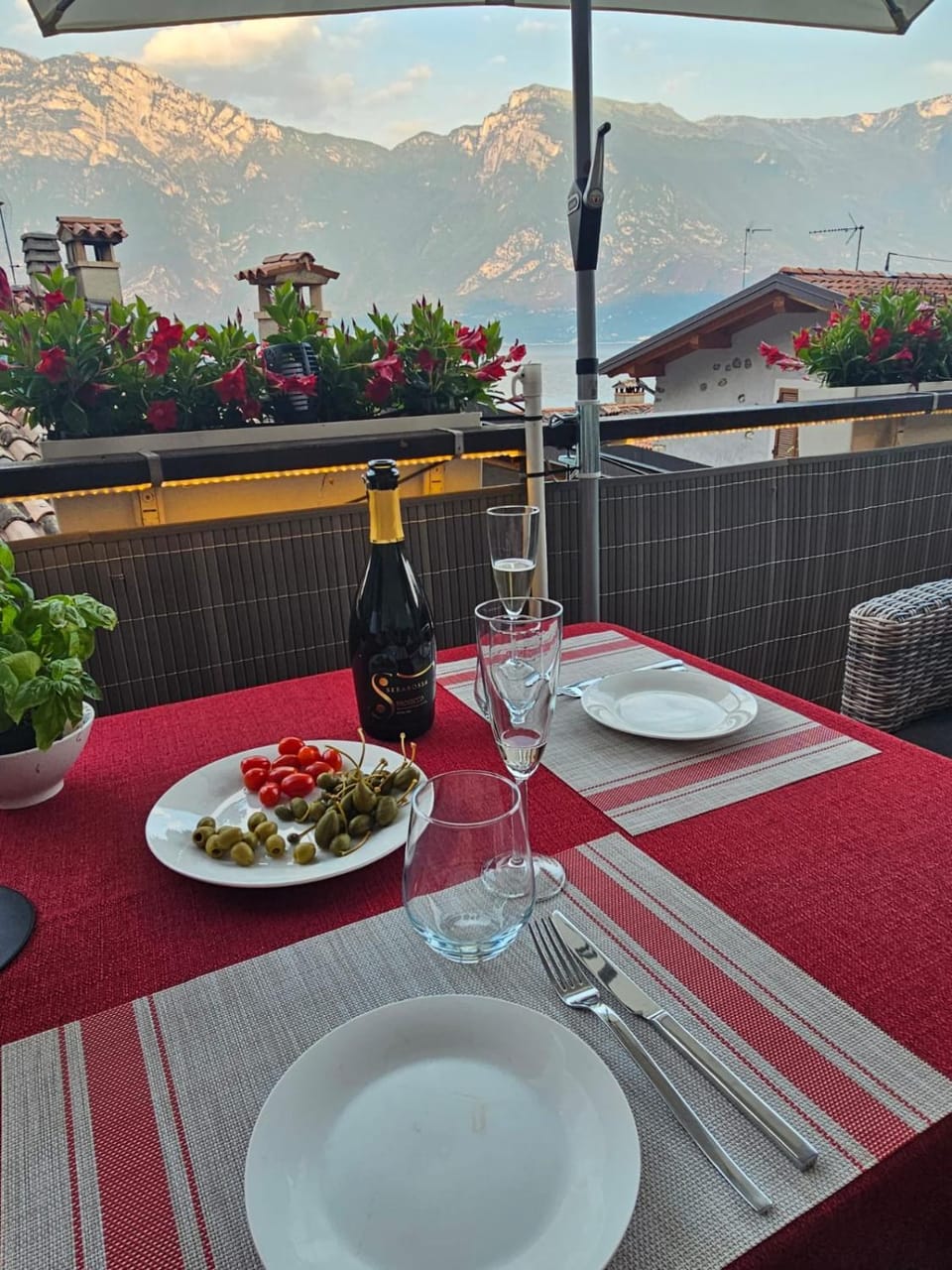 Dining area, Mountain view