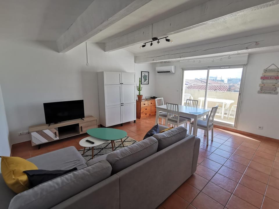 Communal lounge/ TV room, TV and multimedia, Living room, Evening entertainment