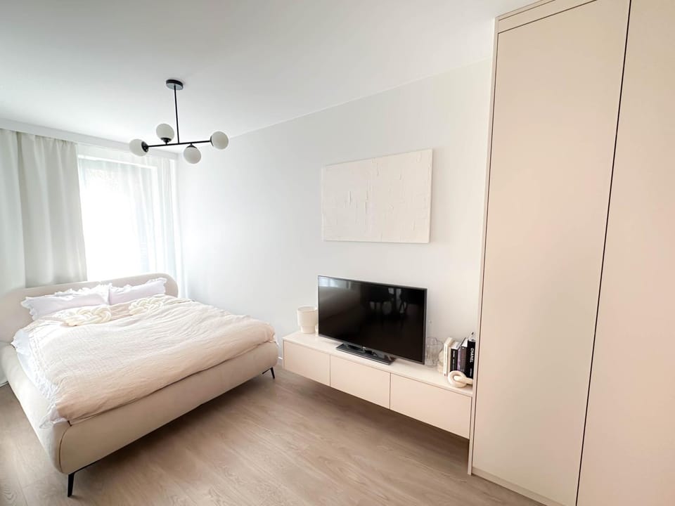 Bed, TV and multimedia, Photo of the whole room, Bedroom, wardrobe