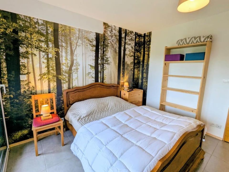 Property building, Bed, Night, Photo of the whole room, Bedroom