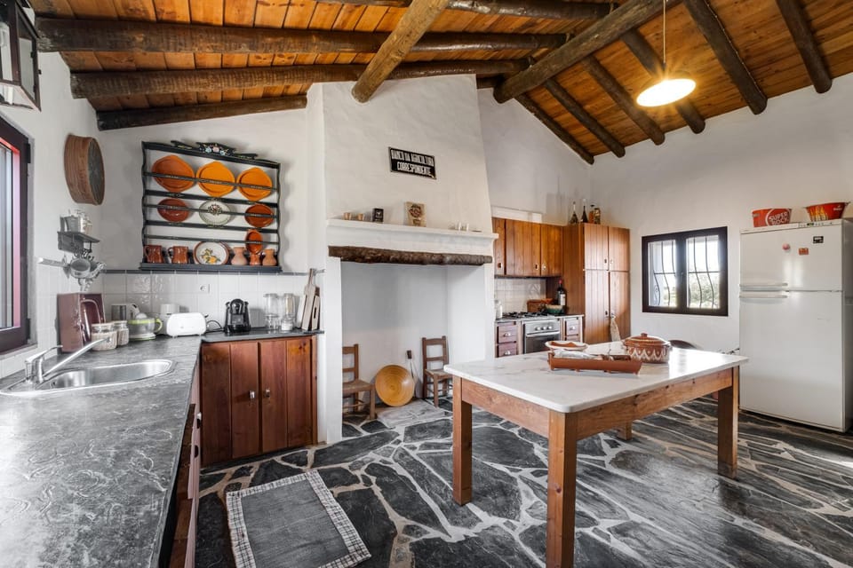 Kitchen or kitchenette, Dining area, minibar, oven, stove