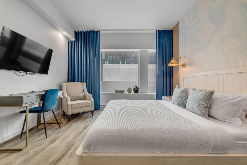 Bed, TV and multimedia, Seating area