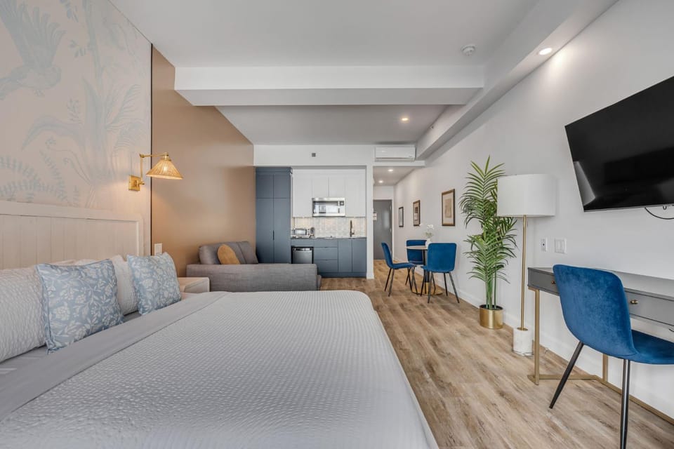 Bed, TV and multimedia, Kitchen or kitchenette, Living room, Photo of the whole room