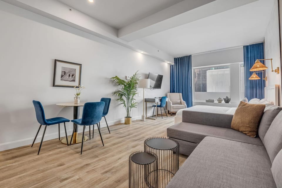 Bed, TV and multimedia, Living room