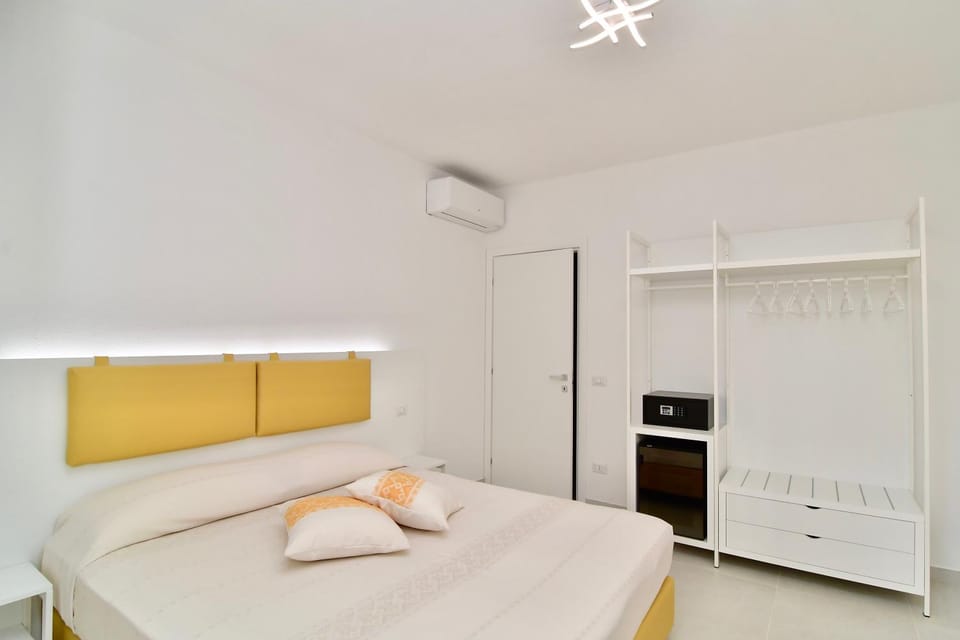 Bedroom, oven, wardrobe, air conditioner