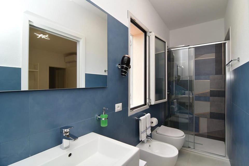 Shower, Toilet, Bathroom, bidet, towels