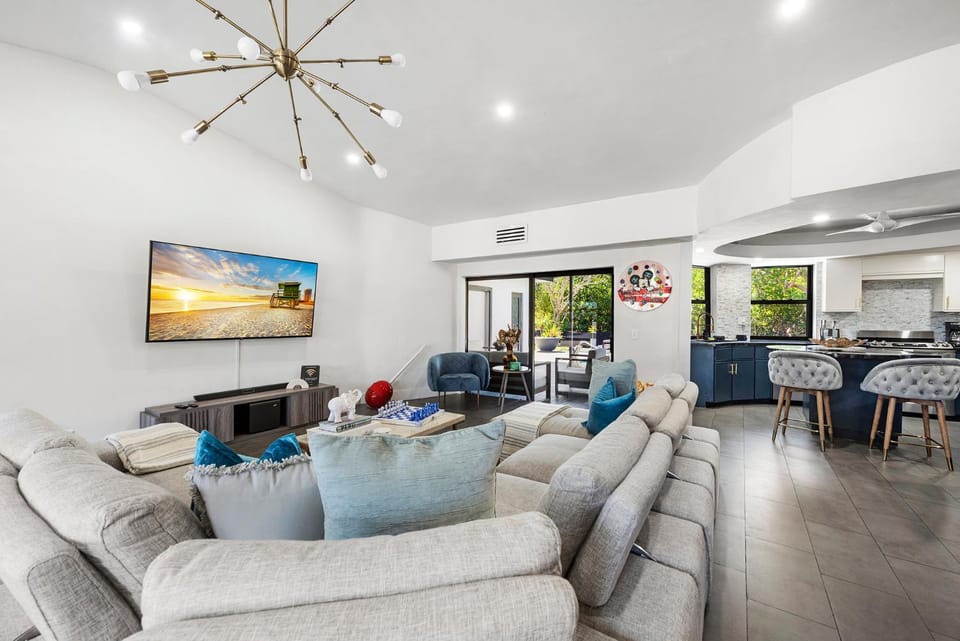 Communal lounge/ TV room, TV and multimedia, Living room, Seating area