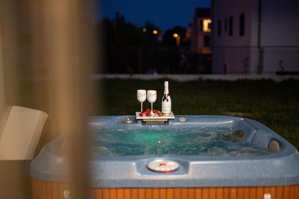 Garden, Hot Tub