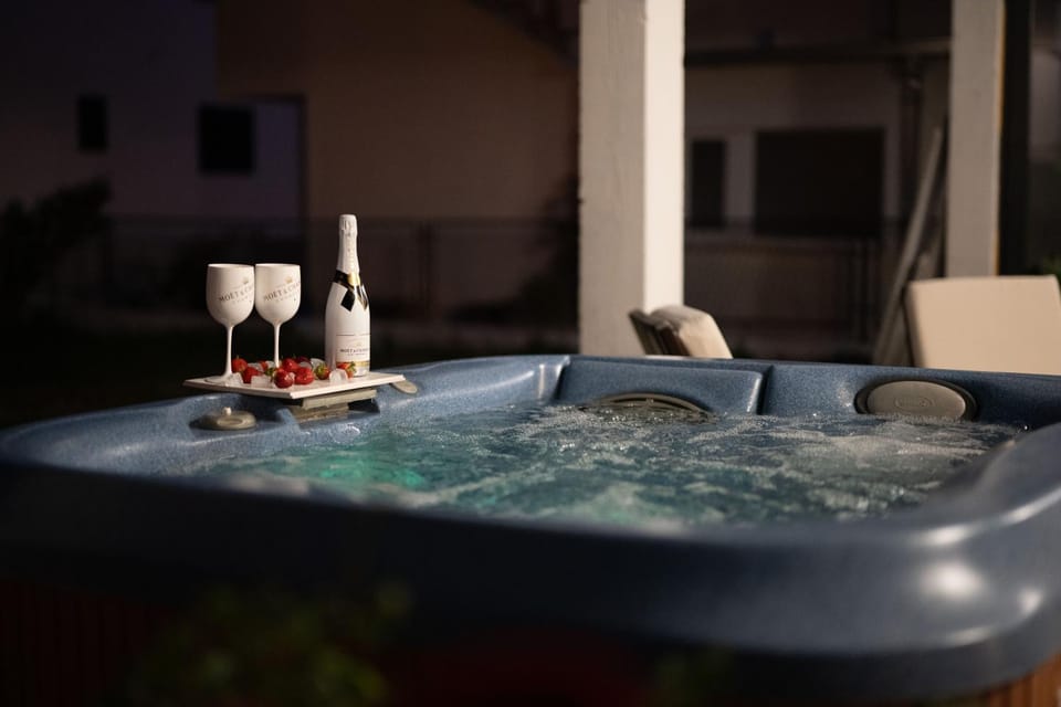 Garden, Hot Tub, Food and drinks, Garden view