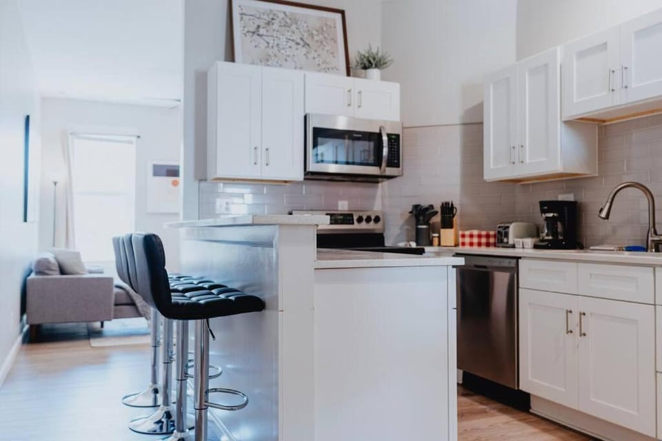 Kitchen or kitchenette, Living room, Seating area, minibar, oven, stove, toaster