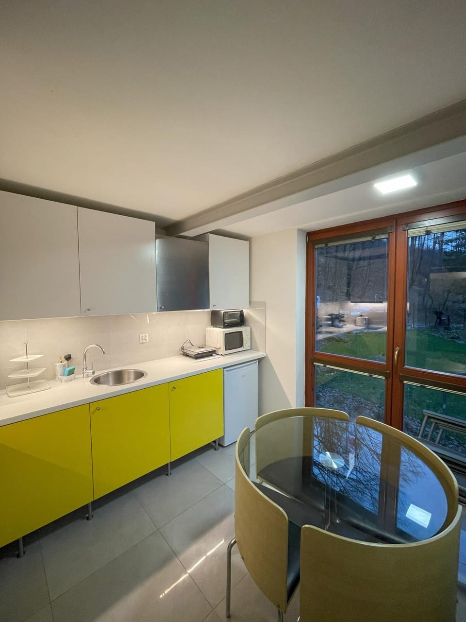 Kitchen or kitchenette, Dining area, minibar