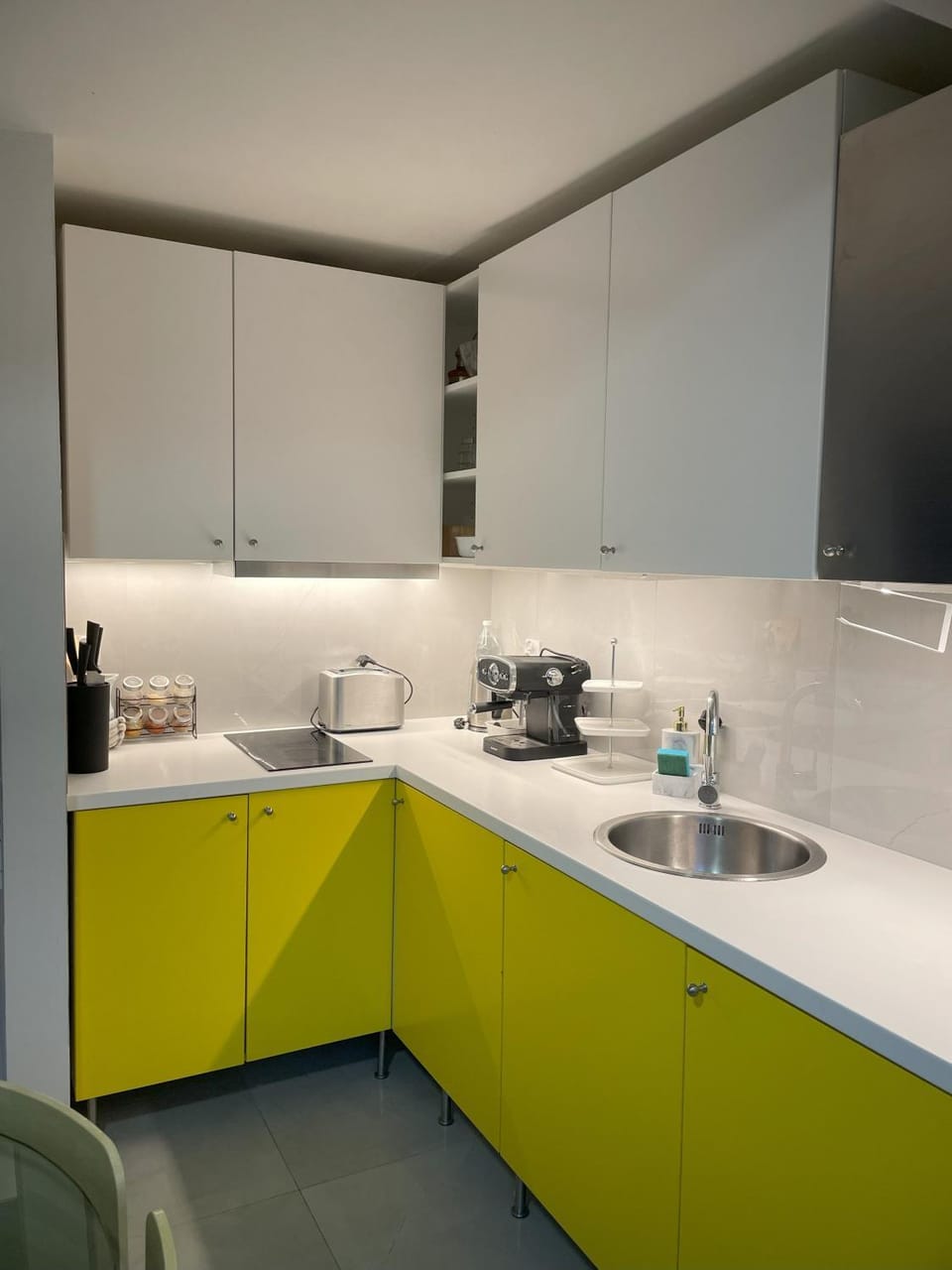 Coffee/tea facilities, Kitchen or kitchenette, minibar, stove