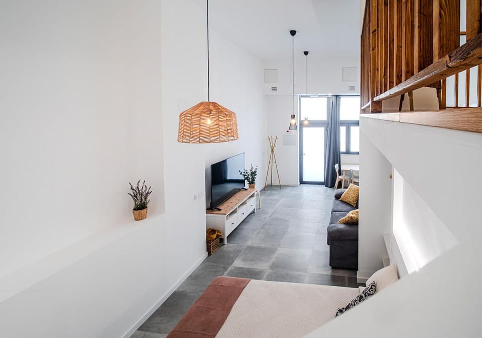 Communal lounge/ TV room, Bed, TV and multimedia, Living room, Seating area, Bedroom