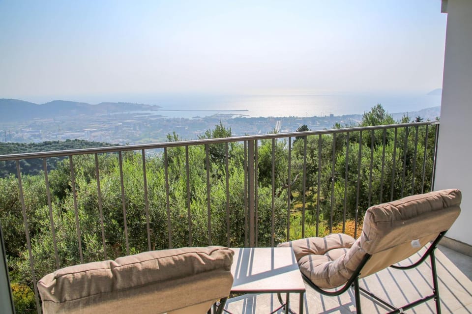 View (from property/room), Balcony/Terrace, Living room, Seating area, Sea view