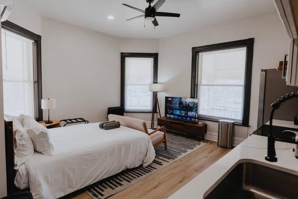 Bed, TV and multimedia, Photo of the whole room