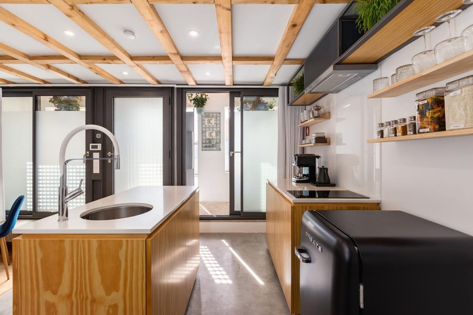 Coffee/tea facilities, Street view, stove, toaster, kitchen, air conditioner