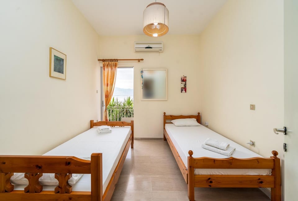 Bed, Photo of the whole room, Bedroom, towels, air conditioner
