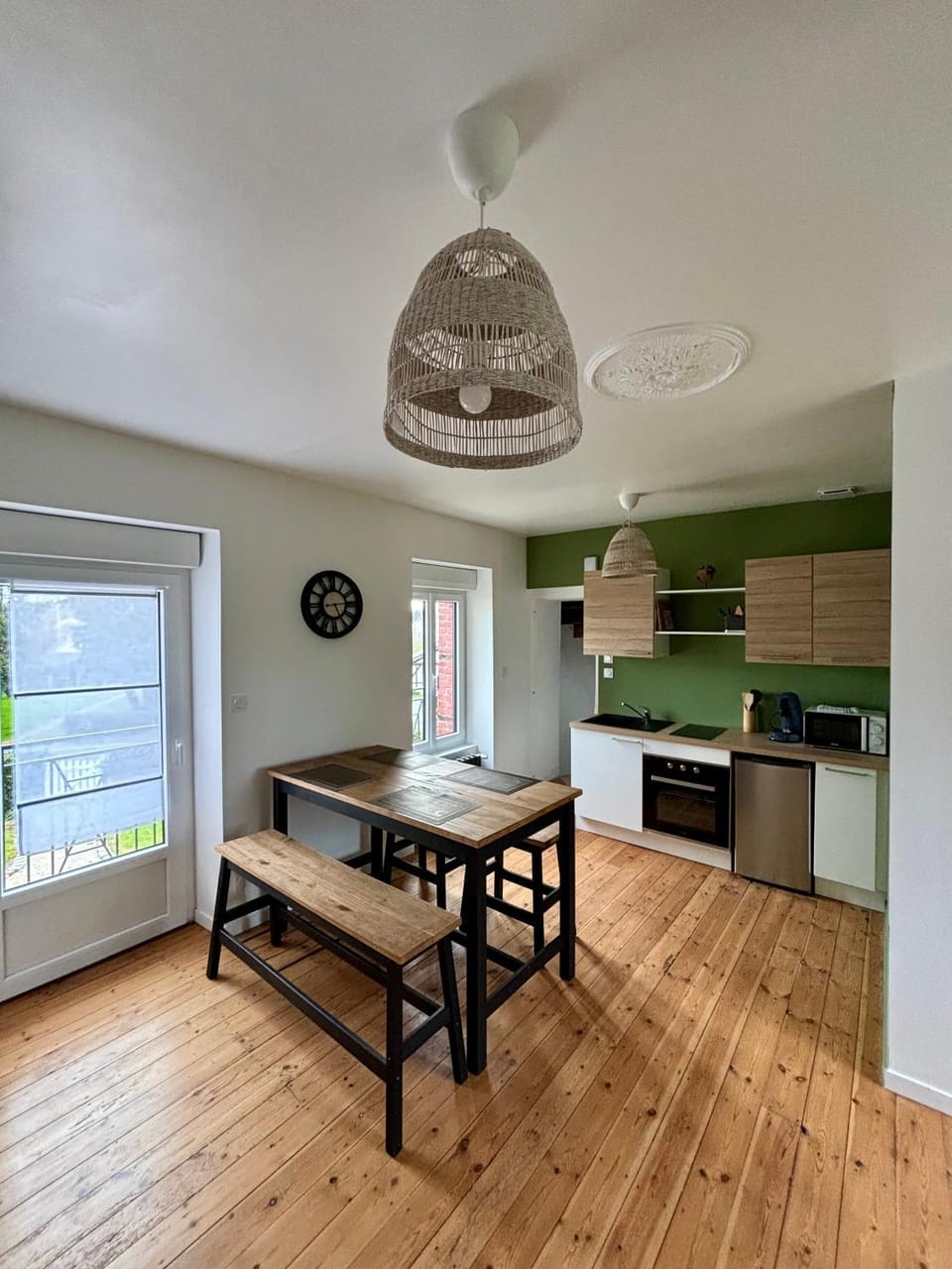 Kitchen or kitchenette, Dining area
