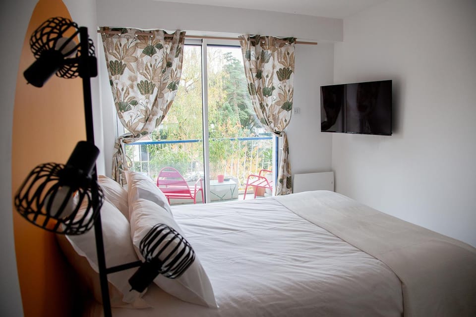 Communal lounge/ TV room, Bed, TV and multimedia, Photo of the whole room, Bedroom